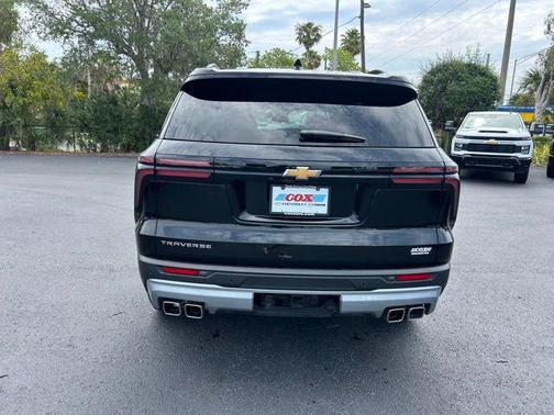 Mosaic Black Metallic 2025 Chevrolet Traverse LT