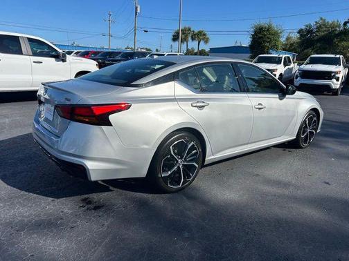 Brilliant Silver Metallic 2023 Nissan Altima SR FWD