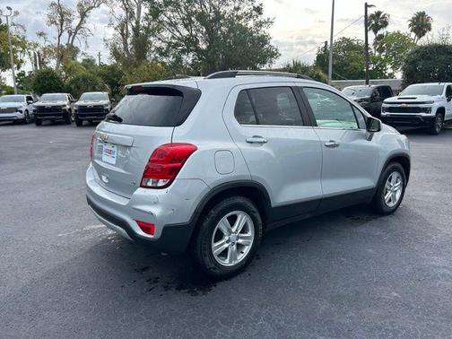 Silver Ice Metallic 2019 Chevrolet Trax LT