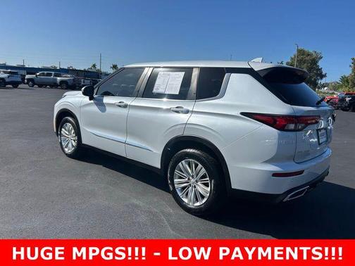 White Diamond 2022 Mitsubishi Outlander ES 2.5 2WD