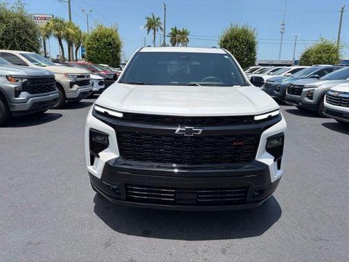 Iridescent Pearl Tricoat 2025 Chevrolet Traverse RS