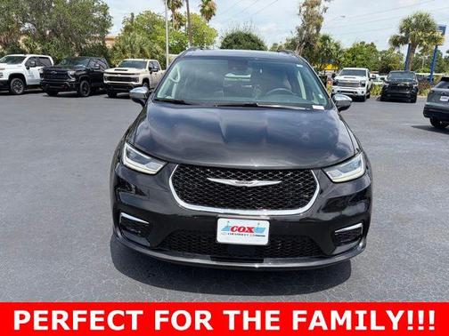 Brilliant Black Crystal Pearlcoat 2023 Chrysler Pacifica Limited