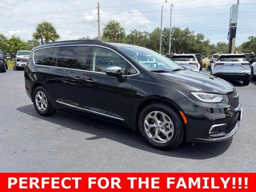 Brilliant Black Crystal Pearlcoat 2023 Chrysler Pacifica Limited