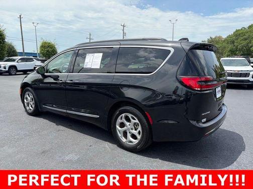 Brilliant Black Crystal Pearlcoat 2023 Chrysler Pacifica Limited