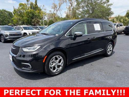 Brilliant Black Crystal Pearlcoat 2023 Chrysler Pacifica Limited