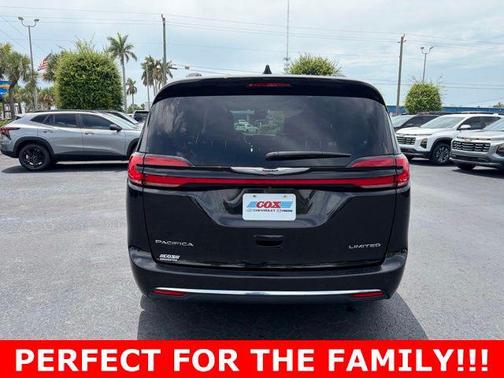 Brilliant Black Crystal Pearlcoat 2023 Chrysler Pacifica Limited