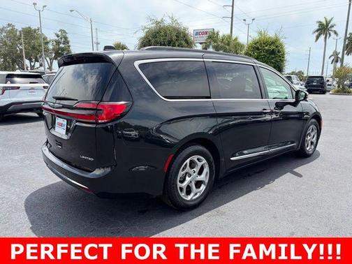 Brilliant Black Crystal Pearlcoat 2023 Chrysler Pacifica Limited