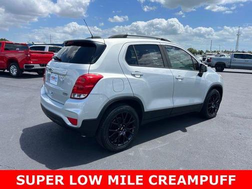 Silver Ice Metallic 2021 Chevrolet Trax LT