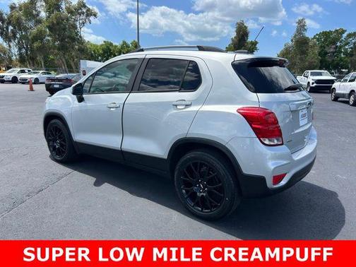 Silver Ice Metallic 2021 Chevrolet Trax LT