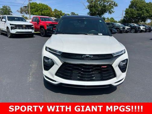 Iridescent Pearl Tricoat 2023 Chevrolet Trailblazer RS