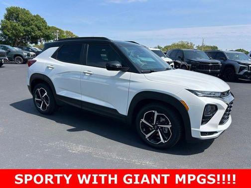 Iridescent Pearl Tricoat 2023 Chevrolet Trailblazer RS