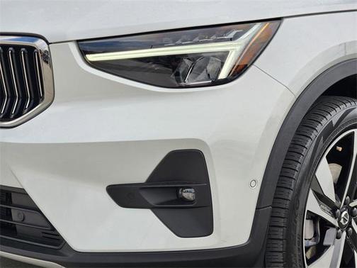 2023 Volvo XC40 B4 Ultimate Bright Theme