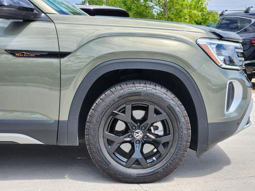 Avocado Green Pearl 2024 Volkswagen Atlas 2.0T SE w/Technology 4MOTION
