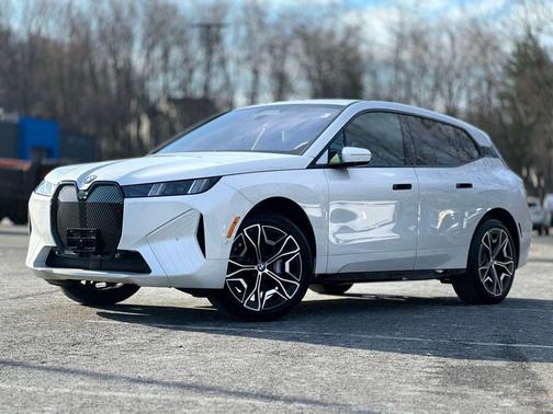 Mineral White Metallic 2026 BMW iX xDrive45