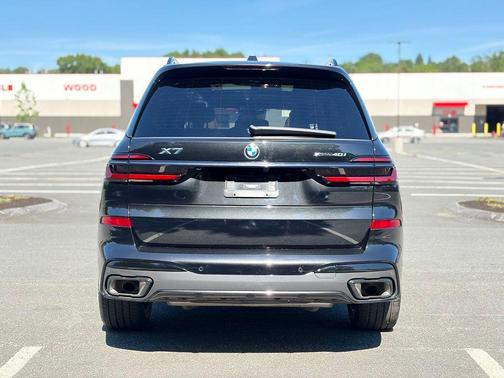 Black Sapphire Metallic 2024 BMW X7 xDrive40i
