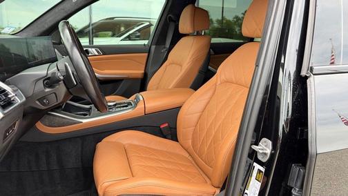 Black Sapphire Metallic 2024 BMW X7 xDrive40i