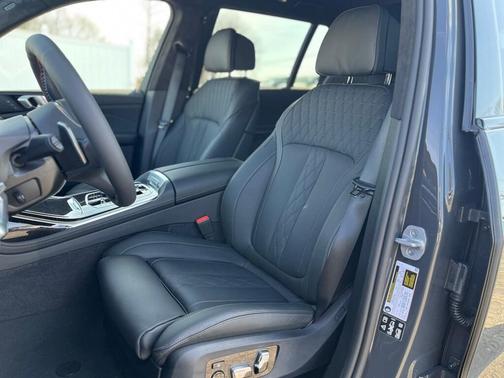 2025 BMW X7 M60i