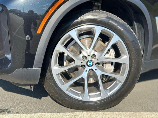 Black Sapphire Metallic 2024 BMW X5 xDrive40i