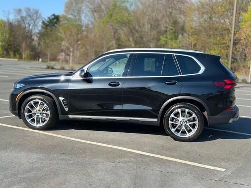 Black Sapphire Metallic 2024 BMW X5 xDrive40i