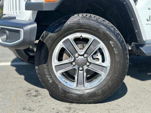 Bright White Clearcoat 2021 Jeep Wrangler Unlimited Sahara