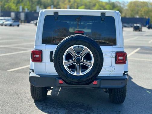 Bright White Clearcoat 2021 Jeep Wrangler Unlimited Sahara
