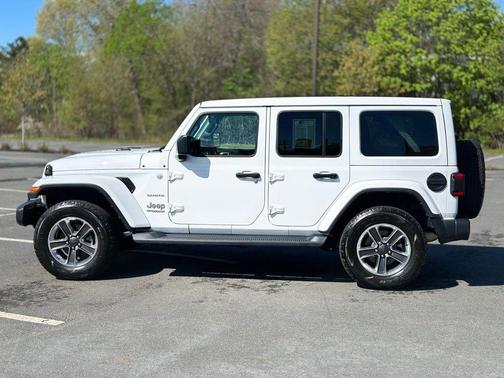 Bright White Clearcoat 2021 Jeep Wrangler Unlimited Sahara