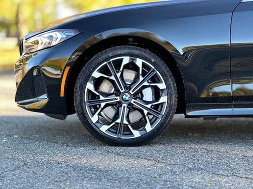 2025 BMW 330 i xDrive