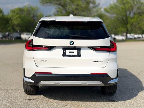 Mineral White Metallic 2026 BMW X1 xDrive28i
