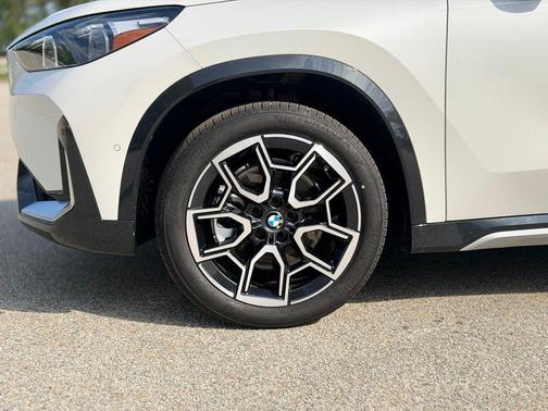 Mineral White Metallic 2026 BMW X1 xDrive28i