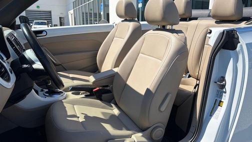 Pure White w/ Beige Top 2019 Volkswagen Beetle 2.0T SE