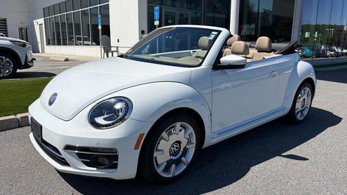 Pure White w/ Beige Top 2019 Volkswagen Beetle 2.0T SE
