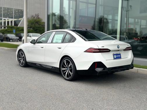 2025 BMW 550e xDrive