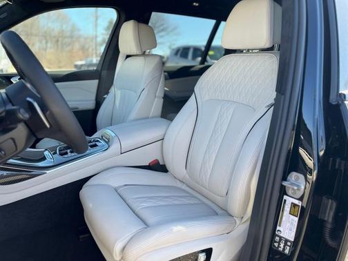 2025 BMW X7 M60i