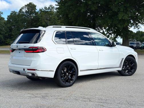 Alpine White 2027 BMW X7 xDrive40i
