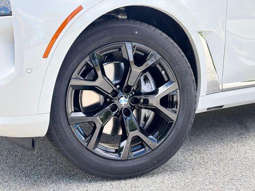 Alpine White 2027 BMW X7 xDrive40i