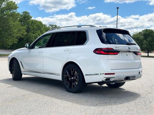 Alpine White 2027 BMW X7 xDrive40i