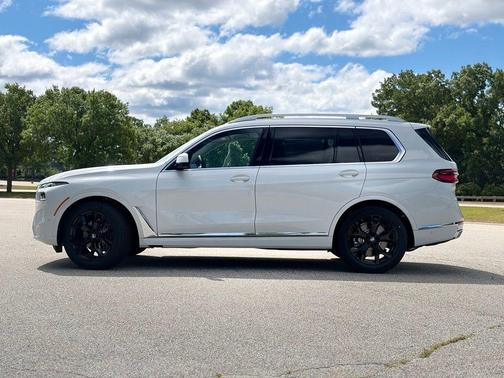 Alpine White 2027 BMW X7 xDrive40i