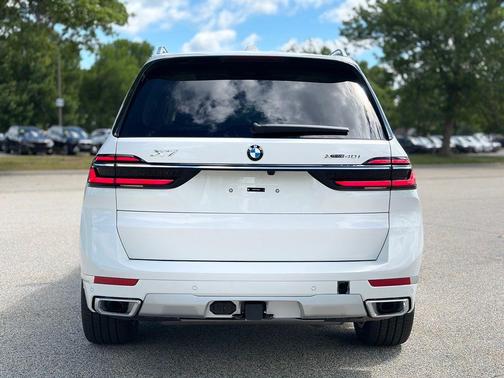 Alpine White 2027 BMW X7 xDrive40i
