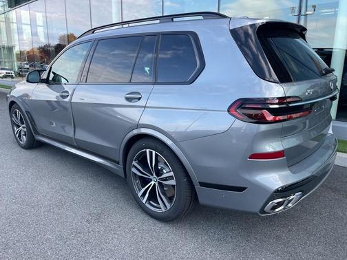 2025 BMW X7 M60i
