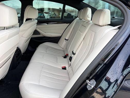 Carbon Black Metallic 2023 BMW 540 i xDrive