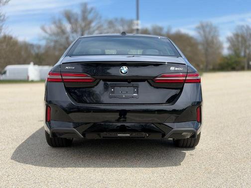 Black Sapphire 2027 BMW 530 i xDrive