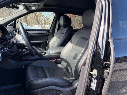 2022 Porsche Cayenne Platinum Edition