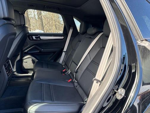 2022 Porsche Cayenne Platinum Edition