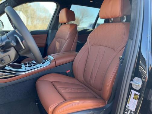 2025 BMW X7 M60i