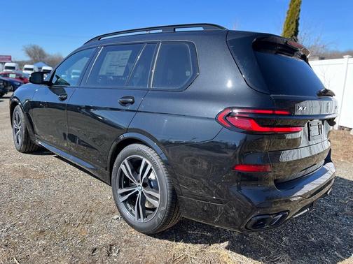 2025 BMW X7 M60i