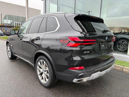 Mineral White Metallic 2024 BMW X5 xDrive40i