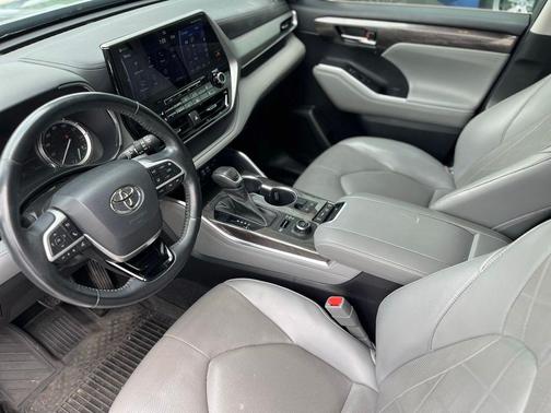 2022 Toyota Highlander Platinum