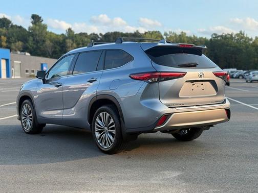 2022 Toyota Highlander Platinum