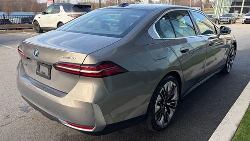 Gray Metallic 2025 BMW i5 xDrive40