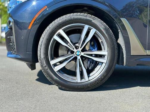 2022 BMW X7 M50i